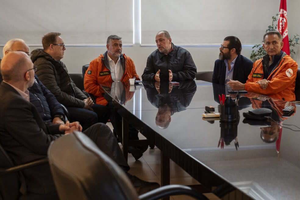 Presidente do Inter, Alessandro Barcellos, e vice do Grêmio, Fábio Floriani, com os ministros Paulo Pimenta e Waldez Góes — Foto: Daniel Marenco/Internacional