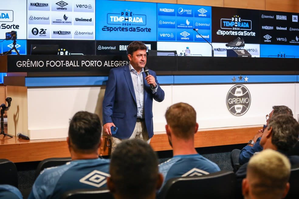 Presidente Alberto Guerra fala para o grupo do Grêmio