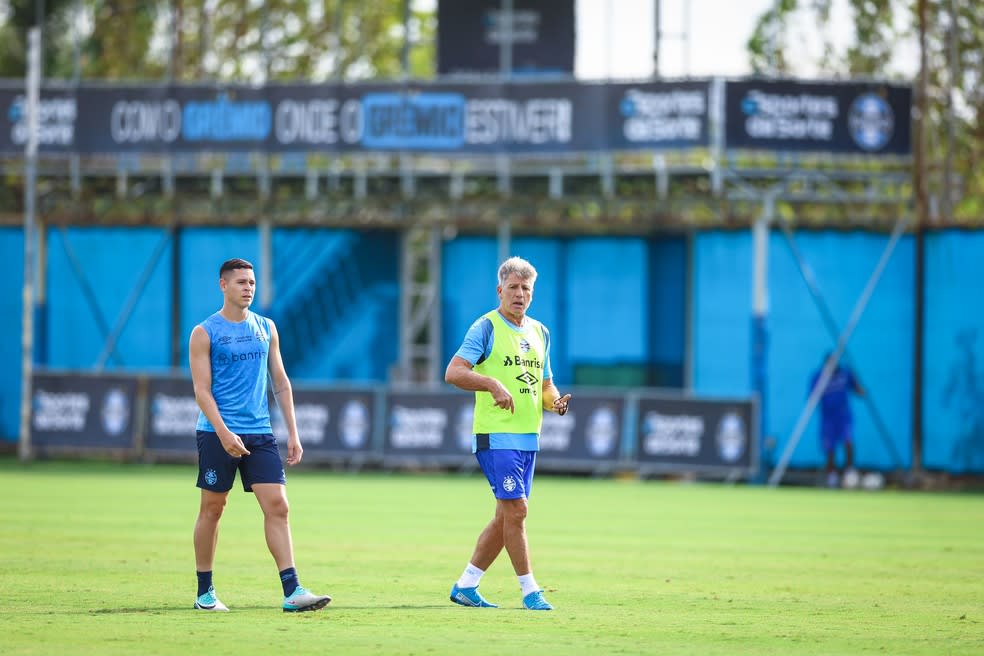 Renato orienta Natã em treino do Grêmio no CT Luiz Carvalho — Foto: Lucas Uebel/Grêmio FBPA