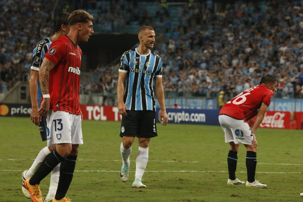 Rodrigo Ely em Grêmio x Huachipato, pela Libertadores — Foto: João Victor Teixeira