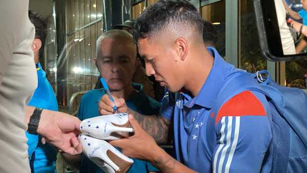 Chegada do Cruzeiro em Ipatinga: Lucas Romero autografa sapatos de noiva no hotel.