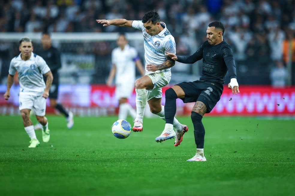 Cristaldo em Matheuzinho no empate de Corinthians x Grêmio — Foto: Lucas Uebel/Grêmio FBPA