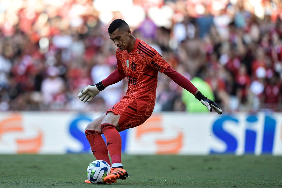 Jovem lateral do Flamengo surpreende e se torna titular absoluto