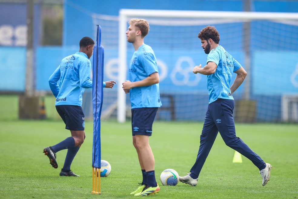 Ronald e Diego Costa em treino do Grêmio — Foto: Lucas Uebel/Grêmio