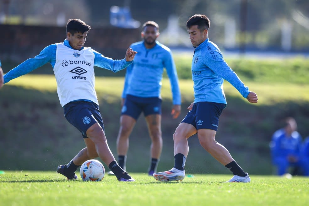 Arezo e Aravena em treino do Grêmio — Foto: Lucas Uebel/Grêmio