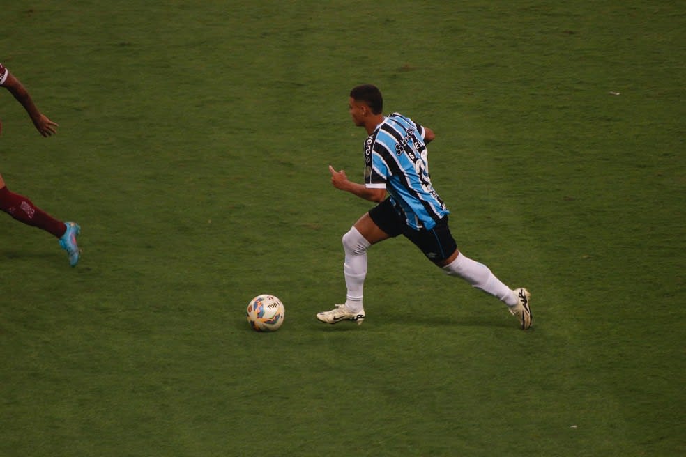 Gustavo Nunes em vitória do Grêmio — Foto: João Victor Teixeira