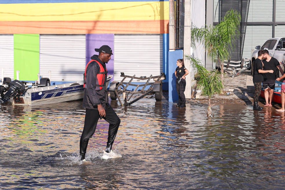 Caíque, goleiro do Grêmio, auxiliando nos resgates das enchentes