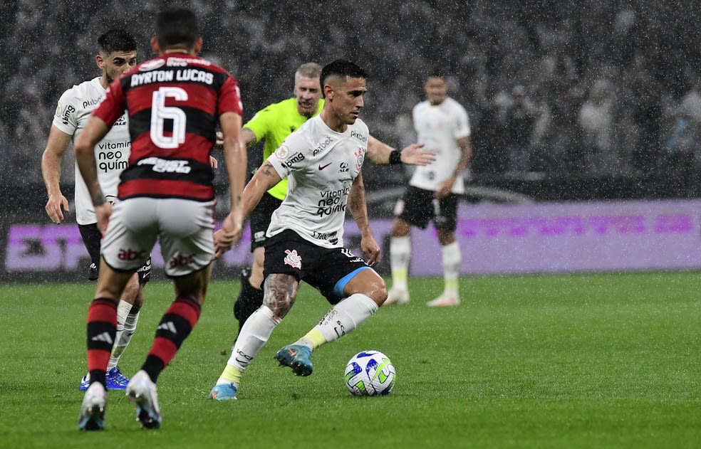 Neto analisa Abel Ferreira “cansado” do Palmeiras e questiona torcida