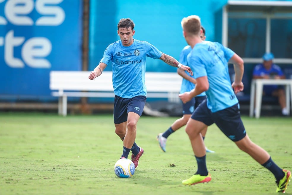 Carballo em treino do Grêmio — Foto: Lucas Uebel/Divulgação Grêmio