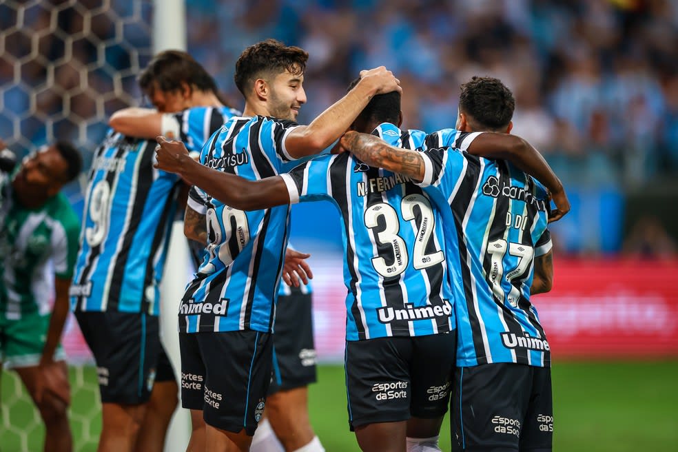 Villasanti, Nathan Fernandes e Dodi comemoram terceiro gol do Grêmio