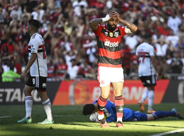 Gabigol tem ano de pior média de gols, mais jogos no banco e menos finalizações no Flamengo