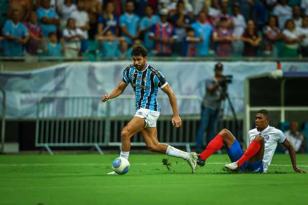 Var detecta ofensa de Diego Costa e gesto de roubo em Bahia x Grêmio.