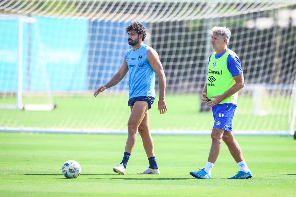 Diego Costa e Renato Portaluppi em treino do Grêmio — Foto: Lucas Uebel/Grêmio