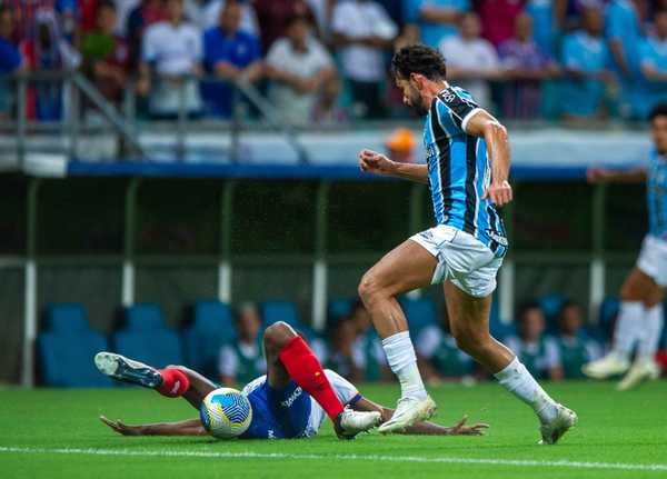 Diego Costa expulso e Renato e banco do Grêmio deixam campo.