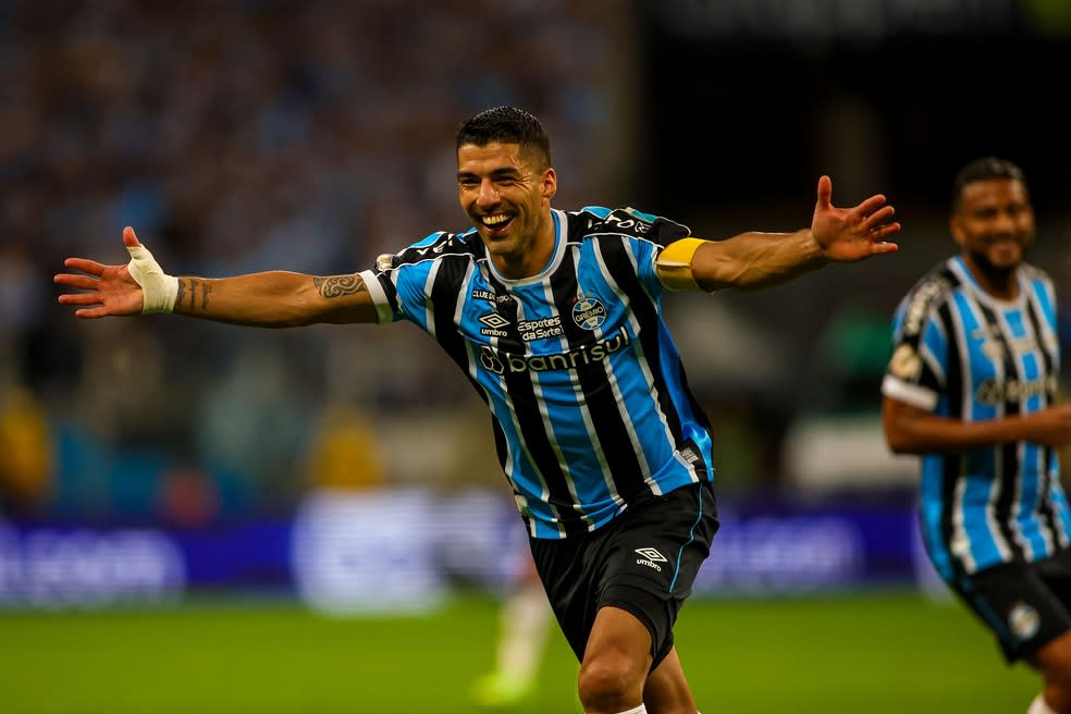 Suarez vai  — Foto: Silvio Avila/AFP