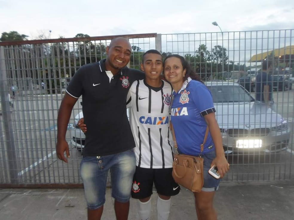 Du Queiroz, do Corinthians, com os pais — Foto: Arquivo Pessoal