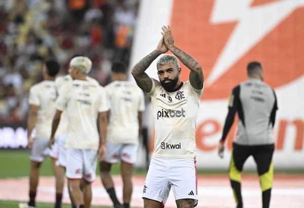 Gabigol é ovacionado pela torcida do Flamengo ao se ajoelhar em campo.