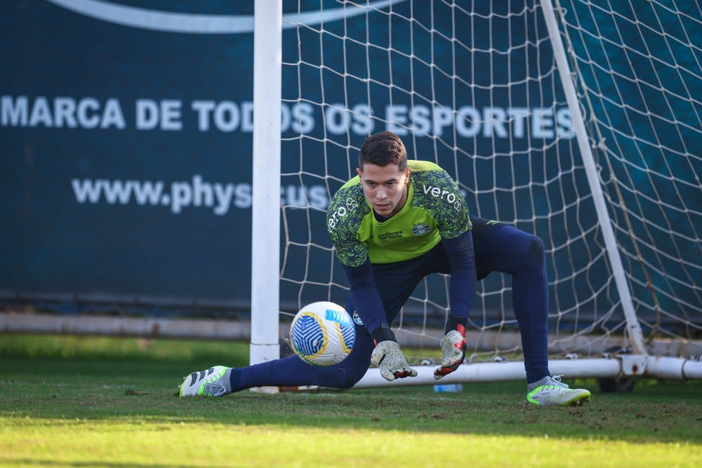 Goleiro Brenno em treino do Grêmio — Foto: Lucas Uebel/Grêmio