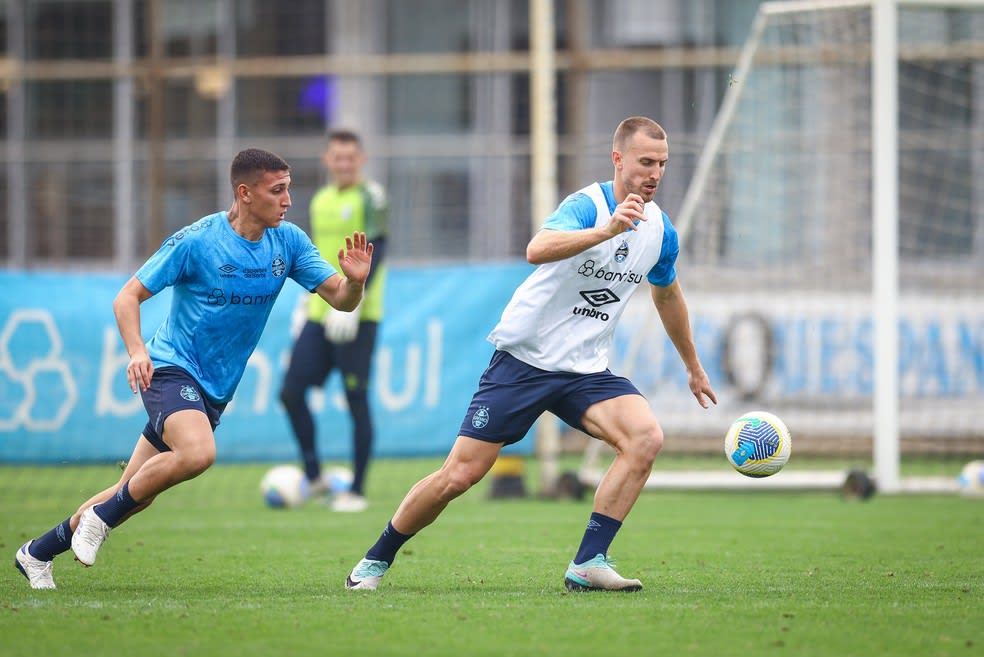 Rodrigo Ely volta a treinar com bola — Foto: Lucas Uebel/Divulgação Grêmio