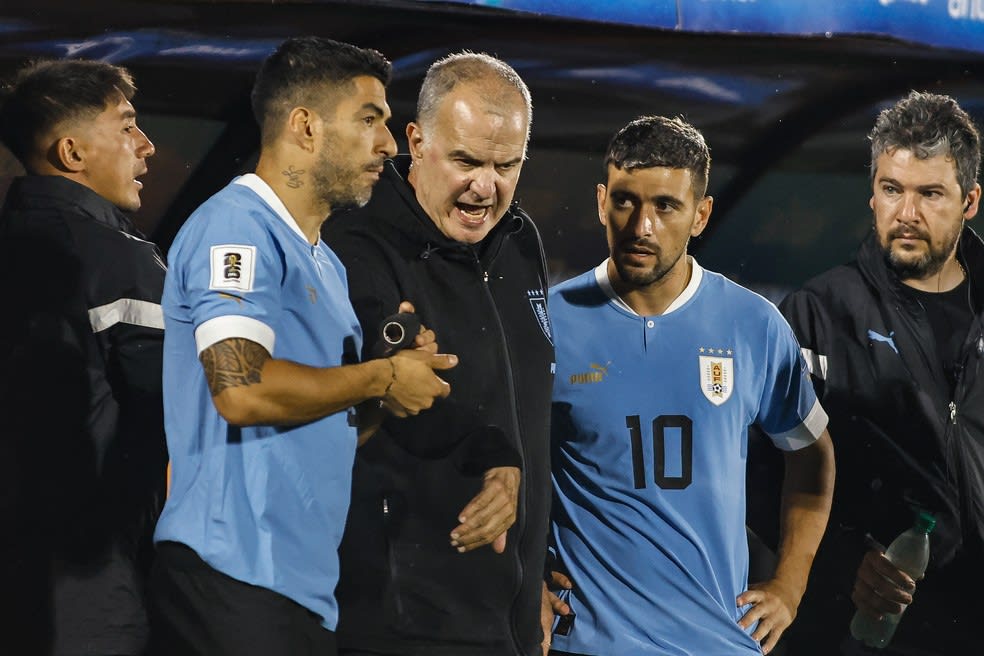 Arrascaeta recebe prêmio de melhor do jogo em despedida do Uruguai