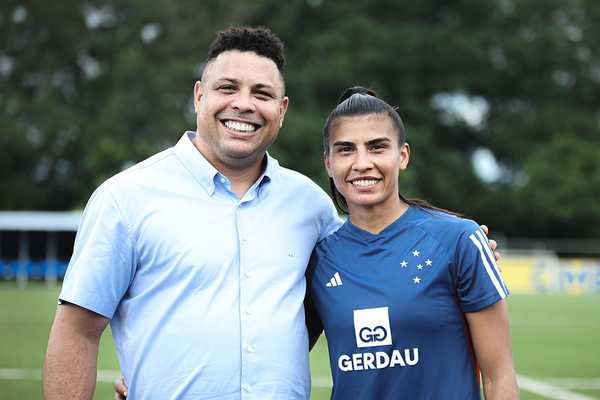 Emoção na Camisa 9: Atacante do Cruzeiro Conhece Ídolo Ronaldo.