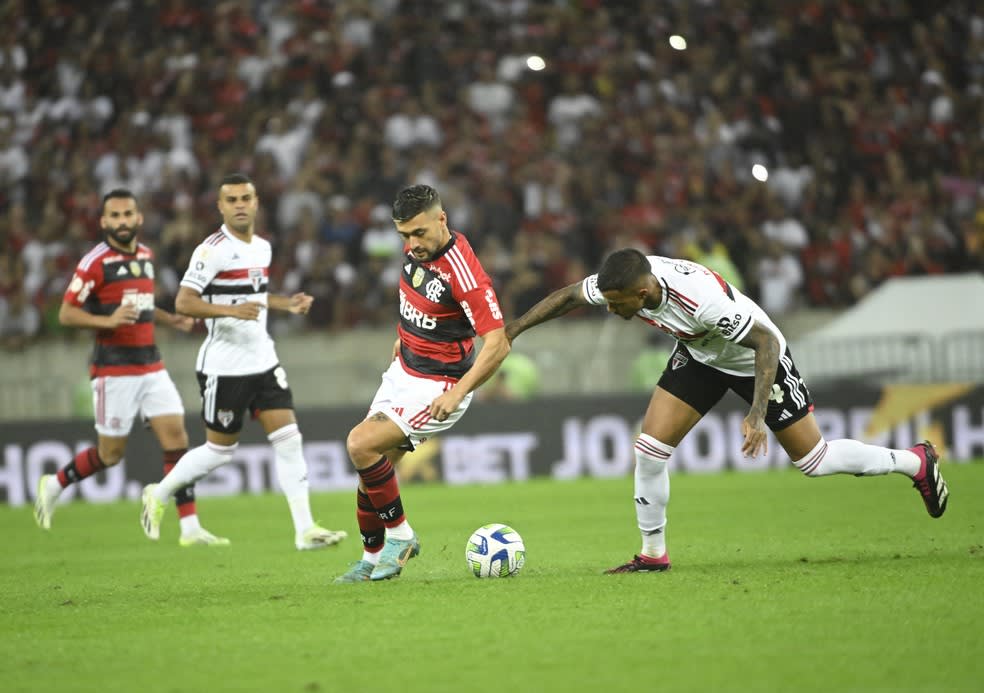 Jovem lateral do Flamengo surpreende e se torna titular absoluto