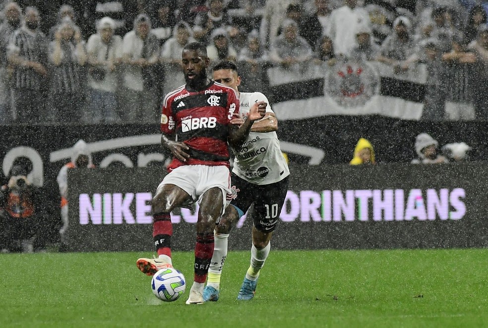 Jogador De Futebol Jogando Bola No Fundo. Imagem De Baixo ângulo