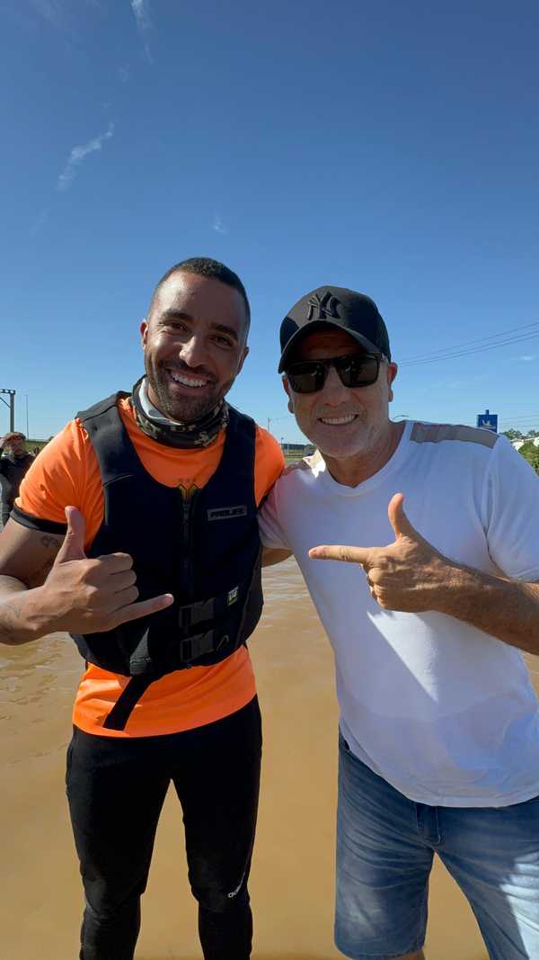 Renato é resgatado por acaso e mantém bom humor em trajeto de barco