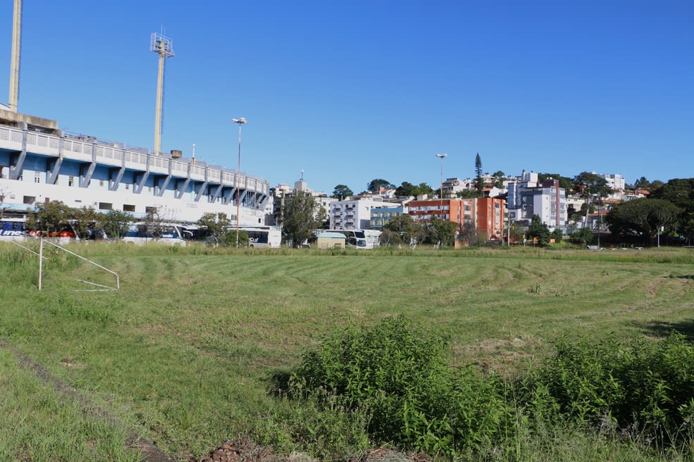 Antigo campo suplementar do Olímpico será preparado para receber torcedores — Foto: João Victor Teixeira