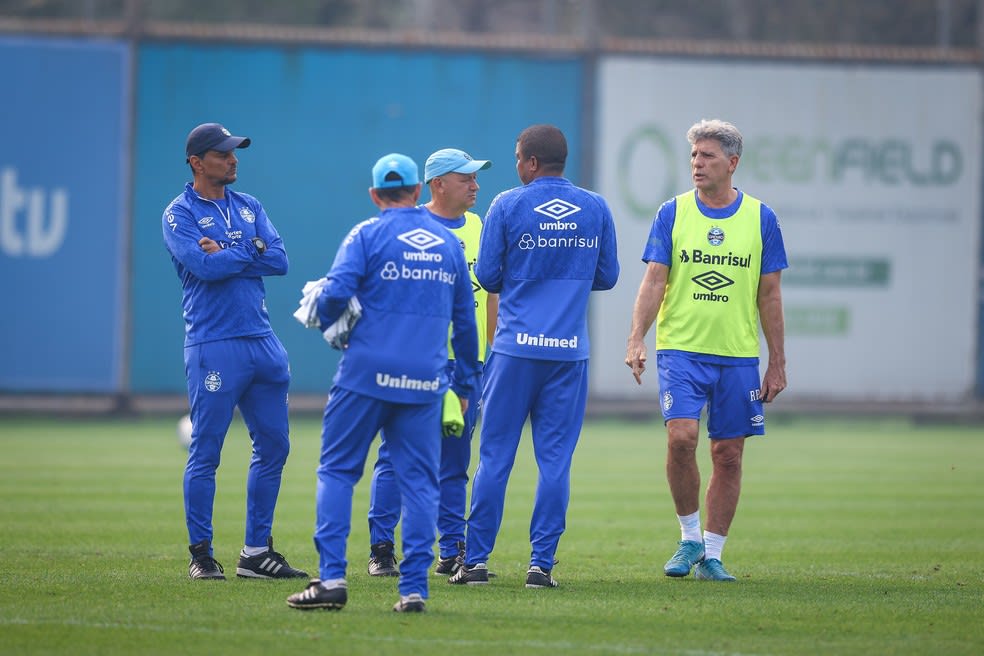 Renato e auxiliares do Grêmio — Foto: Lucas Uebel/Grêmio