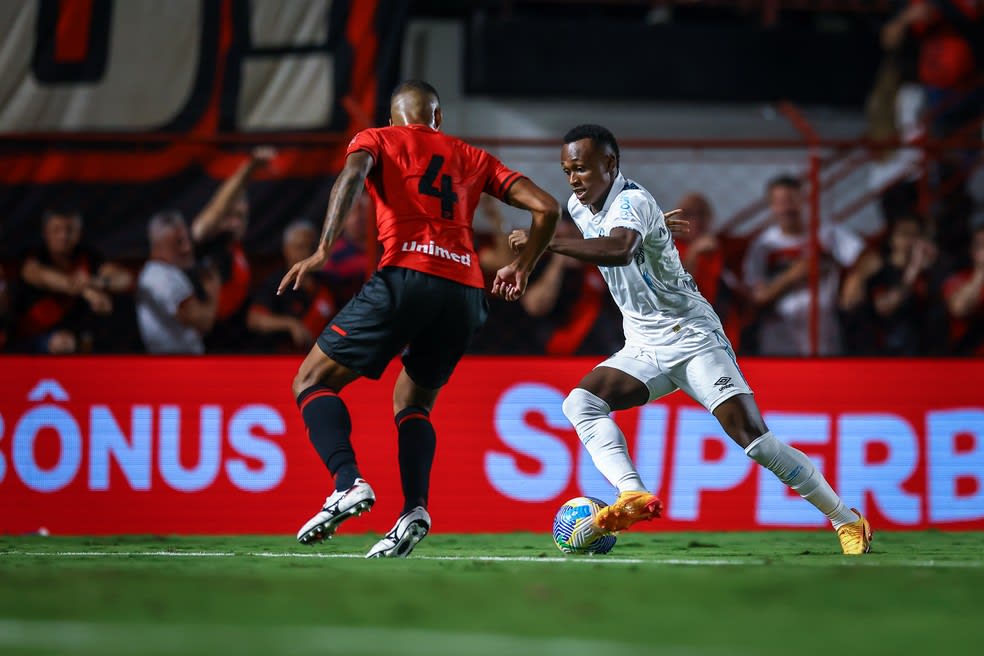 Nathan Fernandes no empate do Grêmio com o Atlético-GO — Foto: Lucas Uebel/Grêmio FBPA