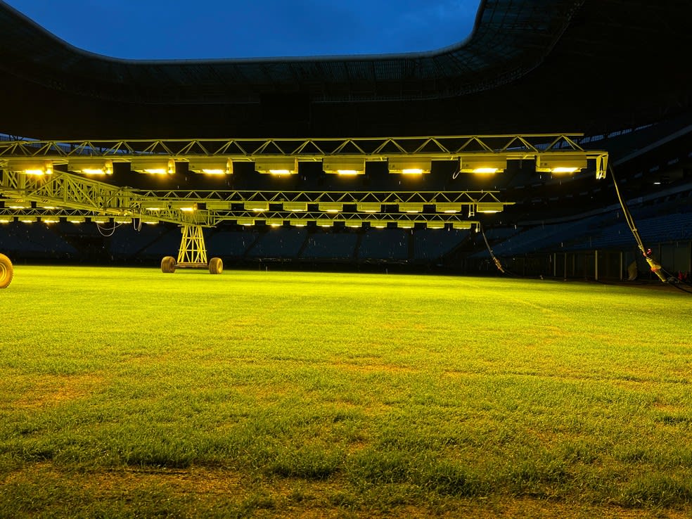 Gramado da Arena do Grêmio está sendo recuperado para o jogo contra o Atlético-MG — Foto: João Victor Teixeira