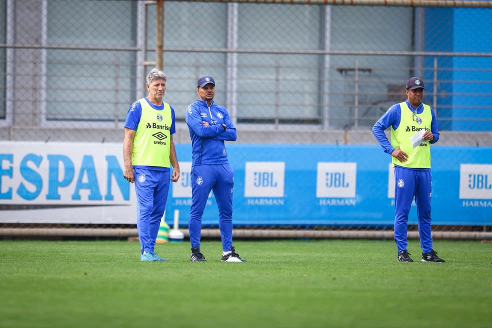 Renato e os auxiliares Alexandre Mendes e Marcelo Salles — Foto: Lucas Uebel/Grêmio