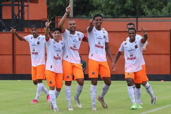 Carlinhos celebra acerto com Flamengo: realização de um sonho no futebol