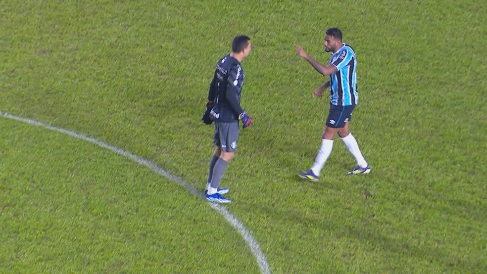 Marchesín e Reinaldo discutem no meio do gramado — Foto: Reprodução