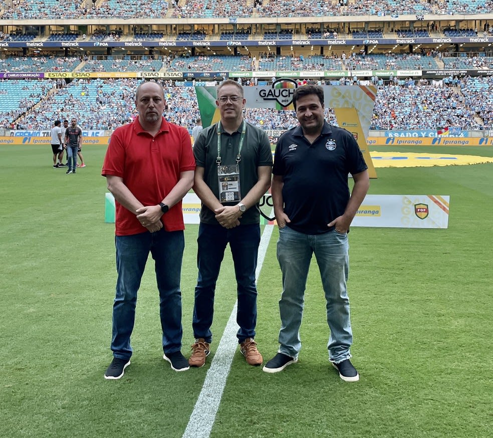 Presidente do Inter, Alessandro Barcellos, presidente da FGF, Luciano Hocsman, e presidente do Grêmio, Alberto Guerra — Foto: Divulgação/FGF