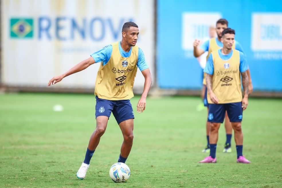 André Henrique sofre lesão no tornozelo durante treino do Grêmio — Foto: Lucas Uebel/Grêmio FBPA