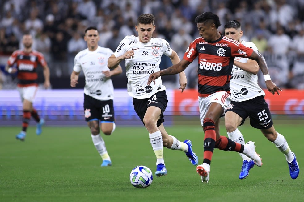 Neto analisa Abel Ferreira “cansado” do Palmeiras e questiona torcida