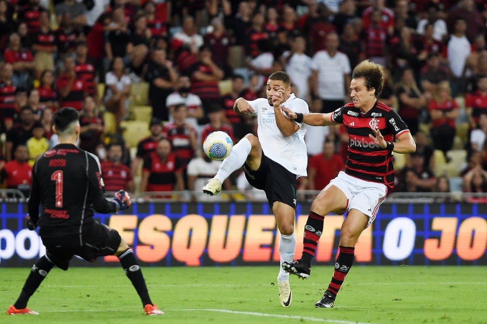 João Pedro, lateral do Grêmio, desperdiça oportunidade contra o Flamengo