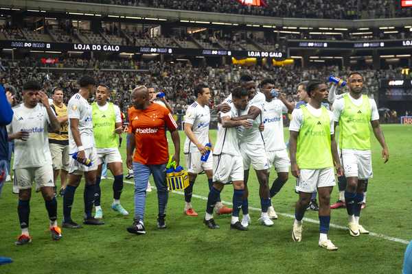 Reações ao empate: bronca, abraços de Autuori e vibração no vestiário.