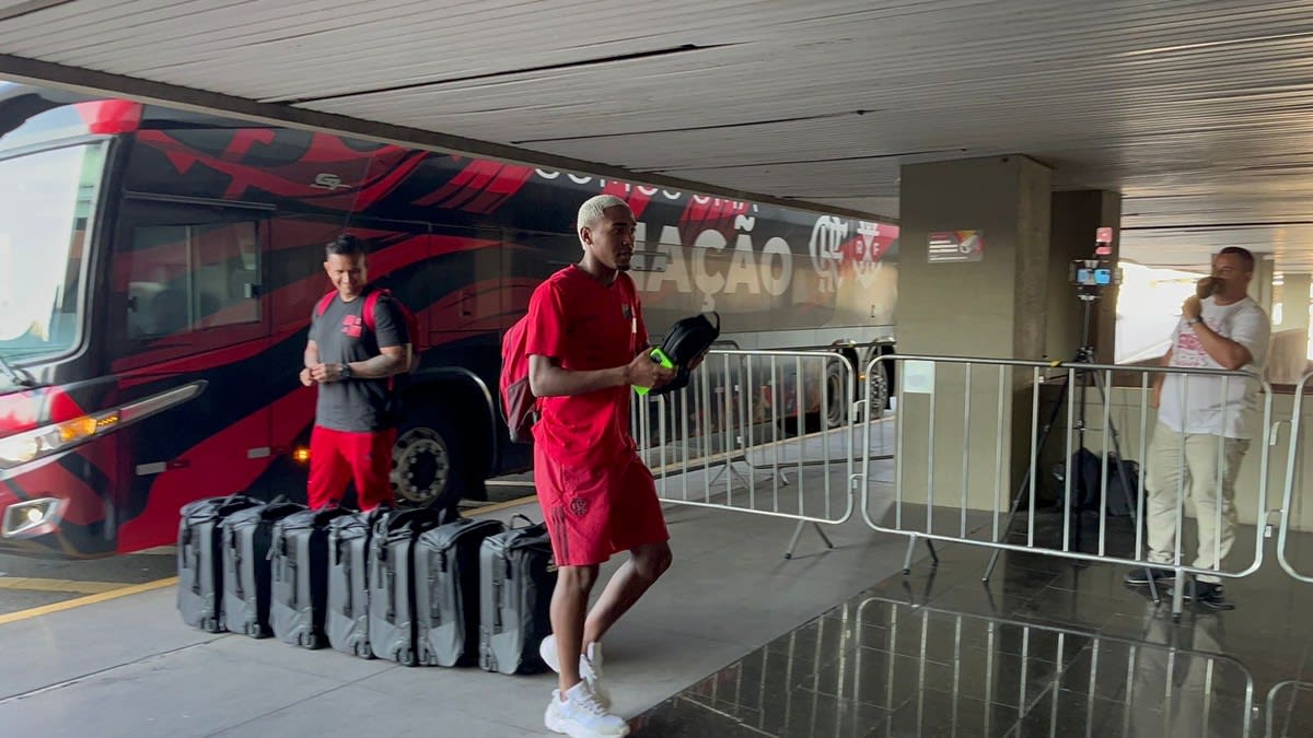 Flamengo embarca para jogo contra o Goiás com nove desfalques e 10 pratas da casa; veja relação