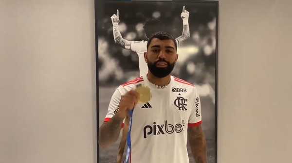 Gabigol é premiado com medalha de campeão carioca pelo Flamengo