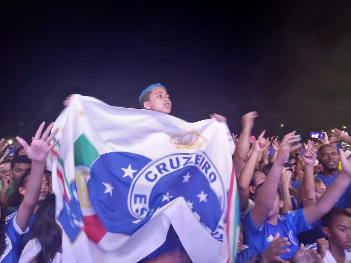 Caravana do Cruzeiro com ex-jogadores Leandro e Hudson desembarca em Juiz de Fora.