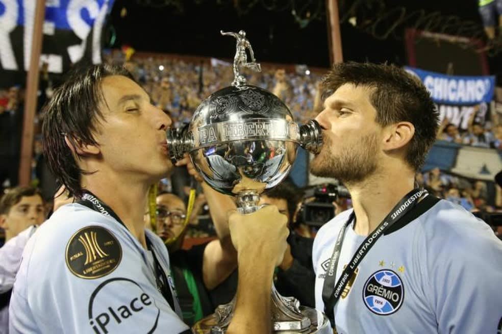 Geromel e Kannemann no título da Libertadores 2017 — Foto: Lucas Uebel/Grêmio