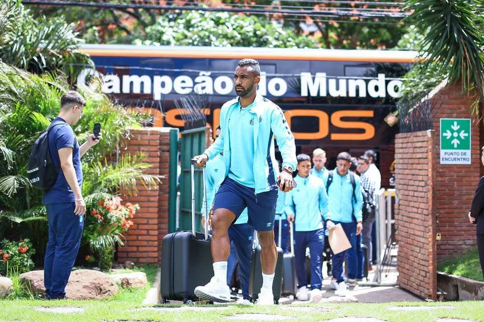 Galdinho no desembarque do Grêmio na Bolívia — Foto: Lucas Uebel/Divulgação Grêmio