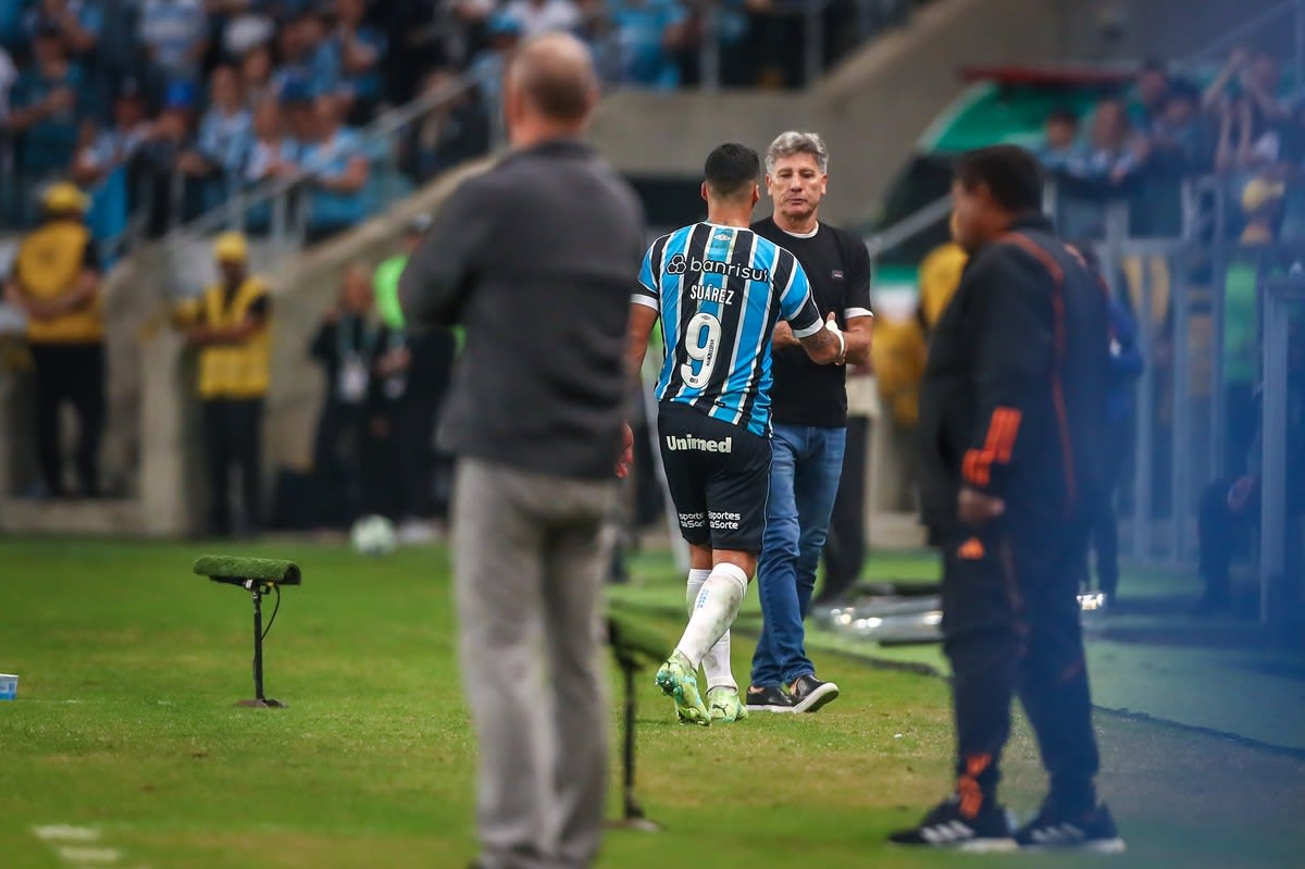 GRÊMIO ACERTA MAIS UM JOGADOR PARA RENATO E PLANEJA SUBSTITUTO DE SUÁREZ 