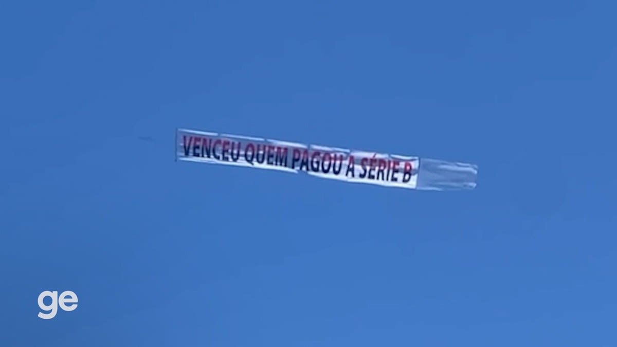 Torcedores do Flamengo exibem faixa em avião na orla do Rio e provocam Fluminense: No Rio não tem outro igual