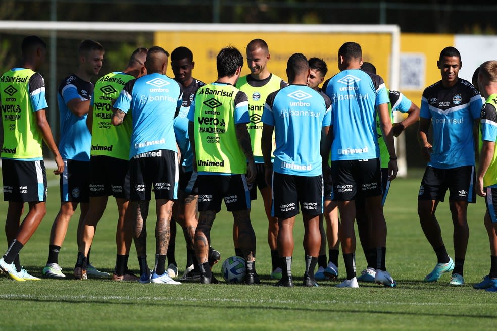 Grêmio treina e viaja à tarde para São Paulo