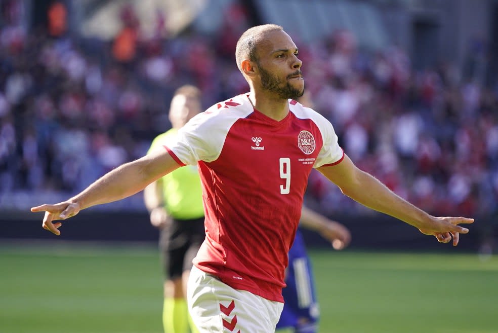 Martin Braithwaite comemora seu gol na vitória da Dinamarca sobre a Bósnia — Foto: LISELOTTE SABROE / AFP