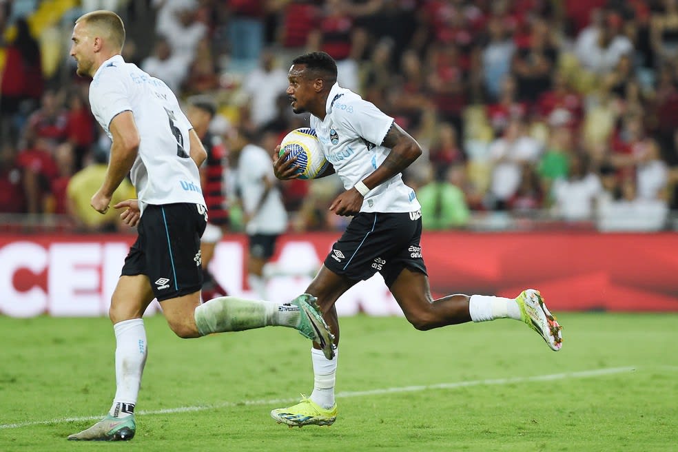 Edenilson marca primeiro gol com a camisa do Grêmio na derrota para o Flamengo